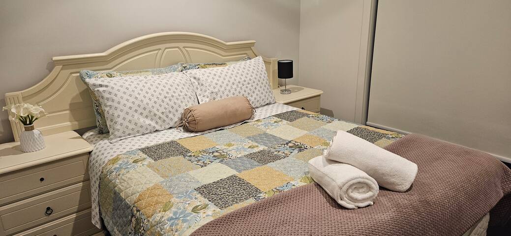 Spacious 4 bed home Melton (near Warrawong Estate) gallery image 2