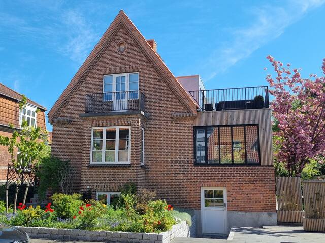 Villa tæt på by, park og strand.