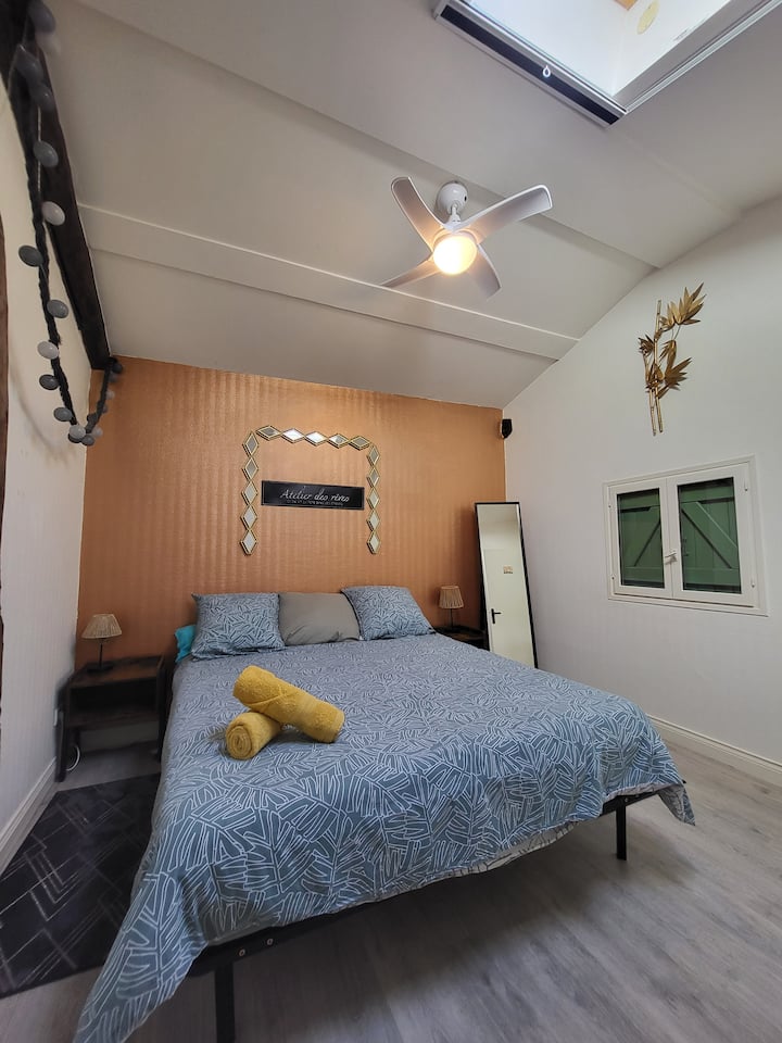 Krevat dopio "queen" 160x200 cm / pasqyrë /prizë 220V në çdo anë të krevatit / Dyshek i fortë 25 cm /Peshqir dushi/ Ventilator tavani/Rrjet mushkonjash Velux / Velux / Sun blind / Disa zgjedhje jastëkësh