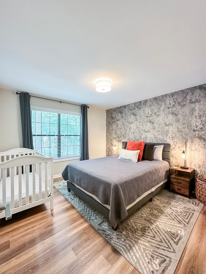 仙人掌卧室（3号房） USB充电灯、Ugg床单、遮光窗帘和全尺寸婴儿床。