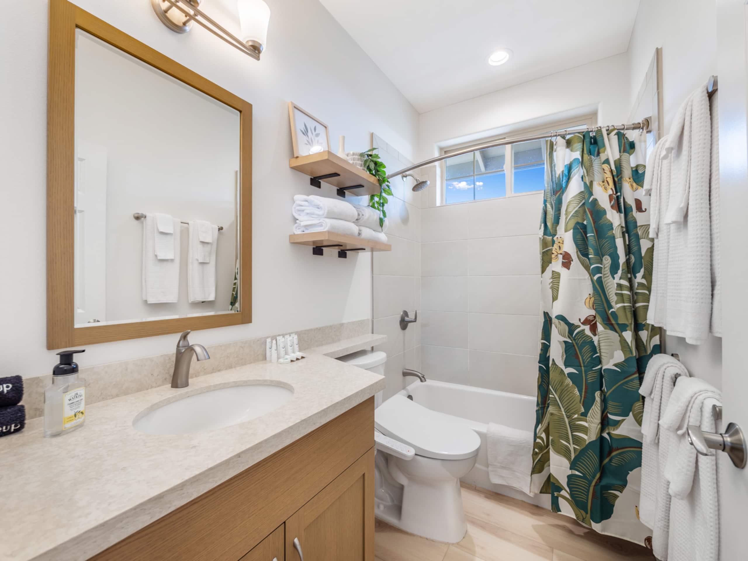 Home in Makaha Valley · ★4.98 · 4 bedrooms · 9 beds · 3.5 shared baths - Image 54