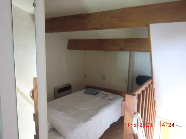 el altillo  tiene 2 partes: espacio con 1 cama  1 persona en la foto y espacio con 1 cama para 2 personas
