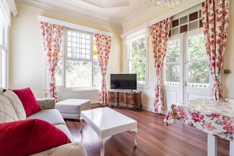 Top Airbnb: Lale Köşk 2: with sea and forrest view 3+1 flat in Kartal