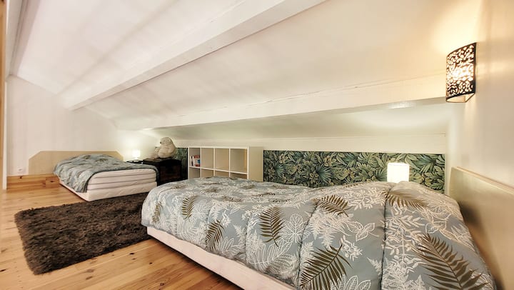 Chumba cha kulala kwenye mezzanine chenye vitanda viwili vya mtu mmoja