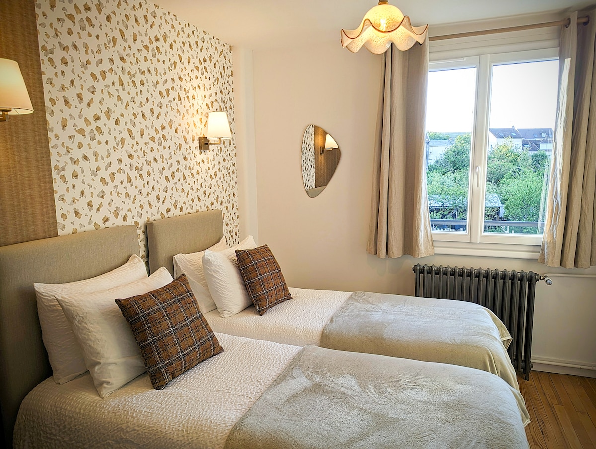 La habitación «Pépite» está  inspirada en la delicada textura de la hoja de oro. Es la habitación Ideal para alojar a 2 niños o 2 adultos.
2 camas de 80X190 CM. Ropa de cama  hotelera de 4 estrellas, fabricación francesa. 
Toallas incluidas