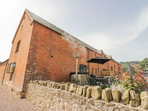 Sleeps 18: The Cart and Plough Barns, Woodend Farm