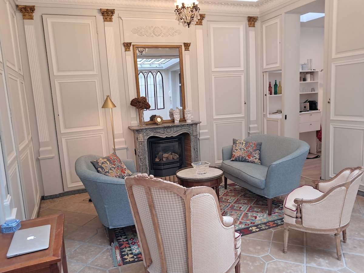 Popular Airbnb listing: Quiet house in the heart Paris in Paris 7e Arrondissement
