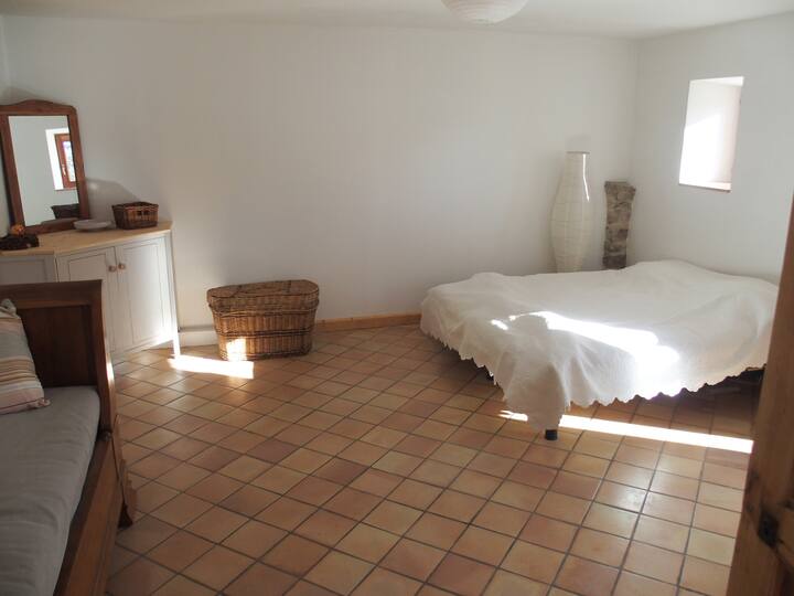 Dos camas de 90/190  juntas (1 edredón 240/220)
+ pequeña cama de barco (180/70)