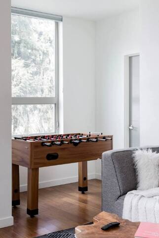 Stylish 3BR Retreat | Chef’s Kitchen+Trendy Locale gallery image 2