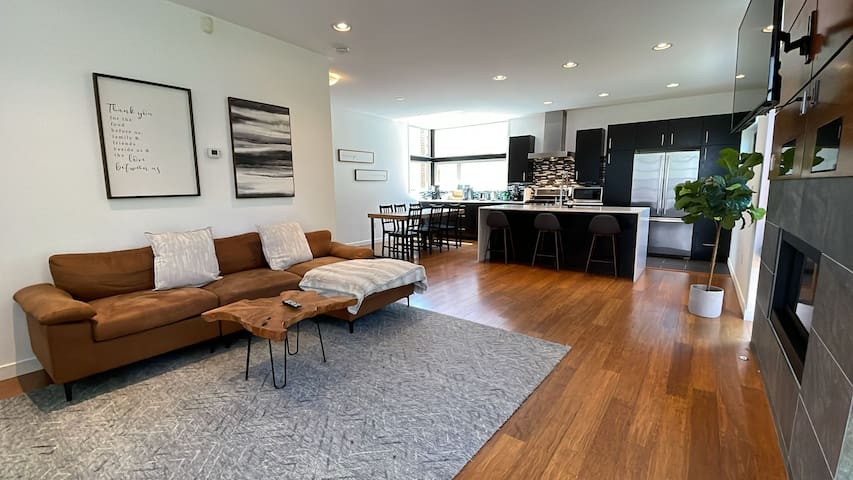 Stylish 3BR Retreat | Chef’s Kitchen+Trendy Locale