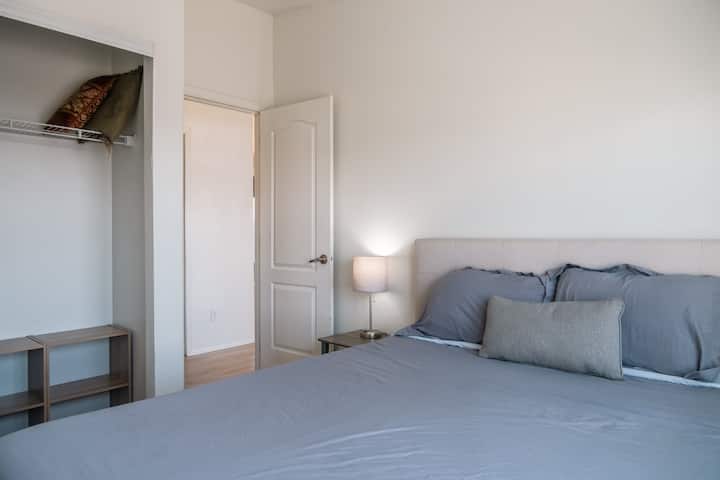 تحتوي غرفة النوم الثانية على سرير متوسط الحجم وبياضات فاخرة ونوافذ كبيرة وخزانة كبيرة ورفوف للتخزين. 