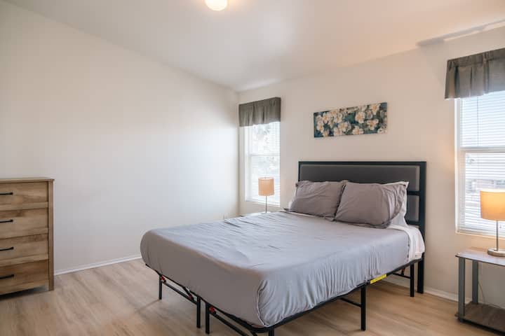 تحتوي غرفة النوم الأساسية على سرير متوسط الحجم ونوافذ كبيرة وخزانة ملابس وخزانة للتخزين ودخول خاص إلى الحمام. إضاءة دافئة وديكور هادئ يميز هذا المسكن المريح!