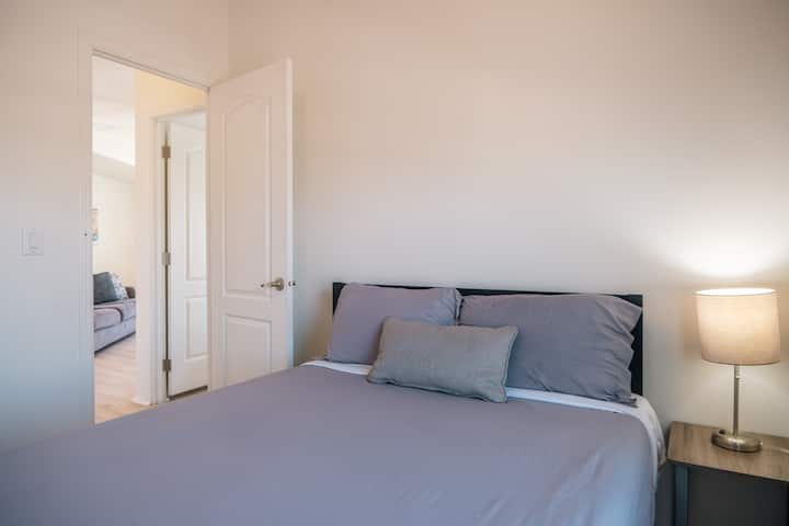 تحتوي غرفة النوم الثالثة على سرير متوسط الحجم ونوافذ كبيرة وفراش فاخر وخزانة ملابس. 