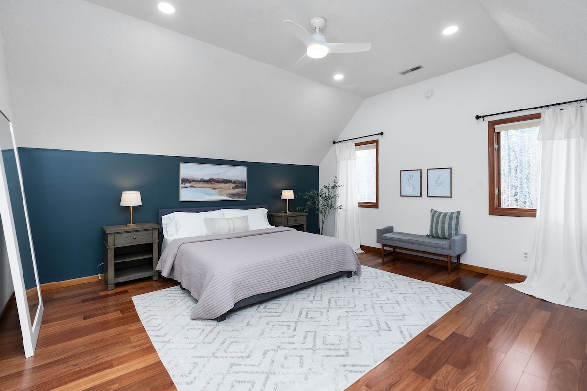 Nelly's Chalet // Bedroom 1 - King master bedroom with private full bath