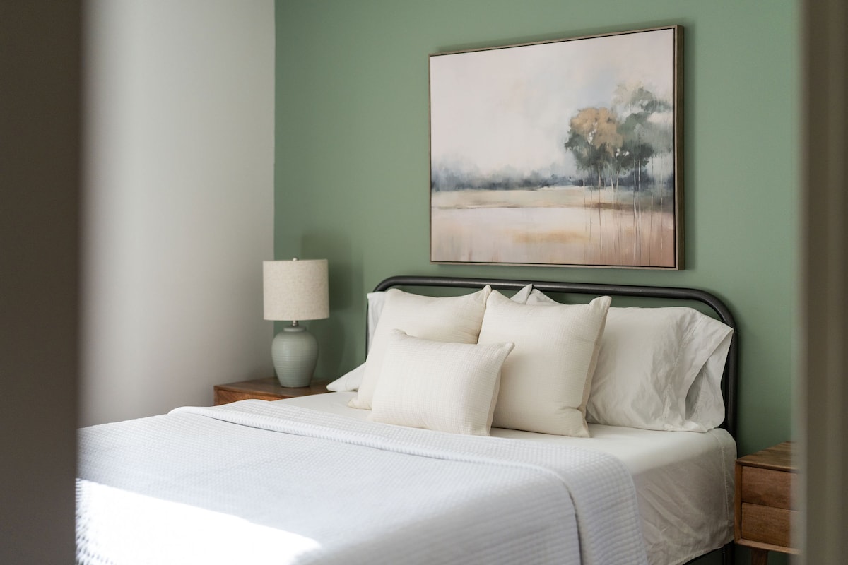 Nelly's Chalet // Bedroom 2 - Queen