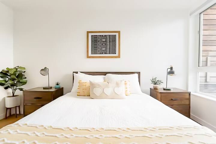 Stylish Seattle Eco Loft | 5BR + City Views gallery image 2