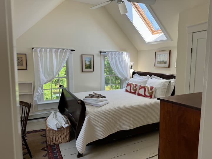 Vores rummelige Master Bedroom Suite ovenpå har en queensize-dobbeltseng og et privat pudderværelse og badeværelse. Det er to antikke kommoder, skrivebord og stole, nye belgiske hørgardiner og originale kunstværker gør det perfekt til en romantisk smuttur.