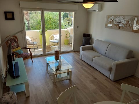 Successful Airbnb property: Hyères apartment with pool in Hyères