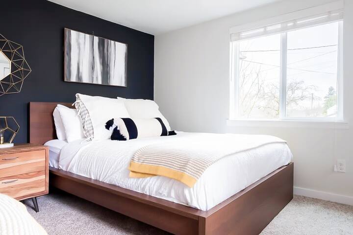 Seattle 4BR Farmhouse – Yard & Cozy Fire Pit gallery image 2