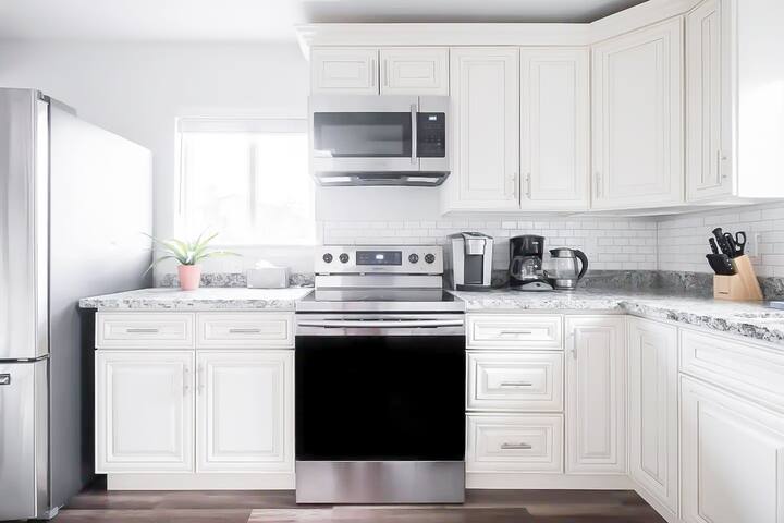 Seattle 4BR Farmhouse – Yard & Cozy Fire Pit gallery image 4