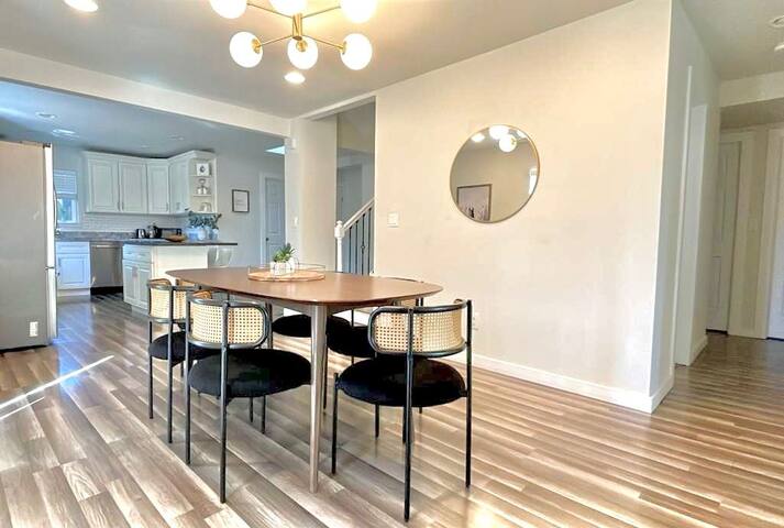 Seattle 4BR Farmhouse – Yard & Cozy Fire Pit gallery image 5