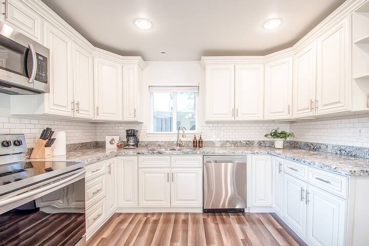 Seattle 4BR Farmhouse – Yard & Cozy Fire Pit gallery image 3