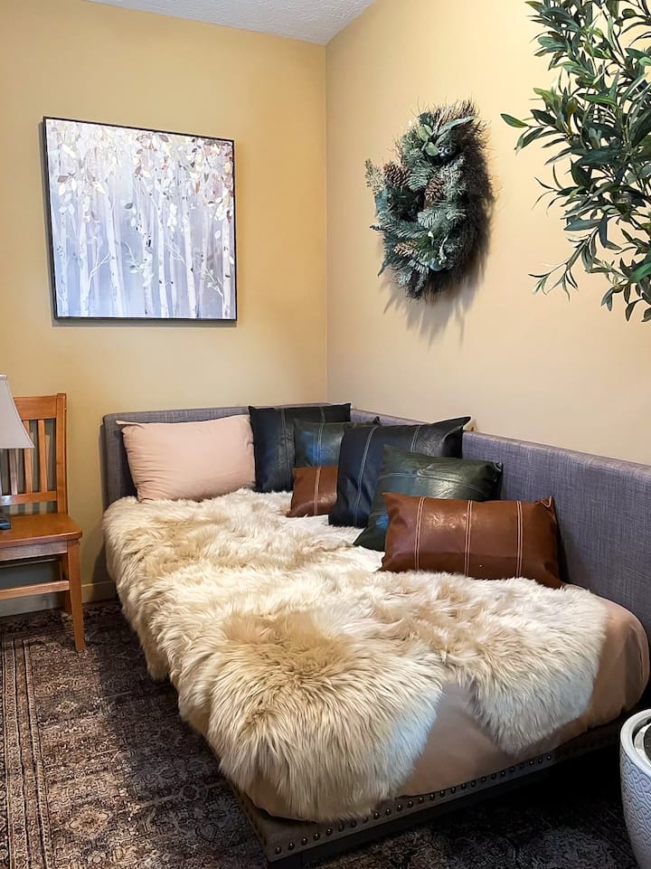 Това наистина е офисът, но трябваше да го посочим като всекидневна, за да можем да добавим този разтегателен диван