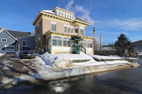 New, Cozy, Great views, Directly in town & Trails
