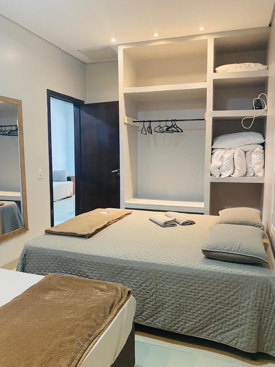 ห้องสวีท 2: มีเตียงควีนไซส์ 1 เตียงเตียงเดี่ยว 2 เตียงผ้าม่านพร้อมตัดไฟห้องน้ำพร้อมฝักบัวอาบน้ำและฝักบัวไฟฟ้ากล่อง blindex และกระจกขนาดใหญ่