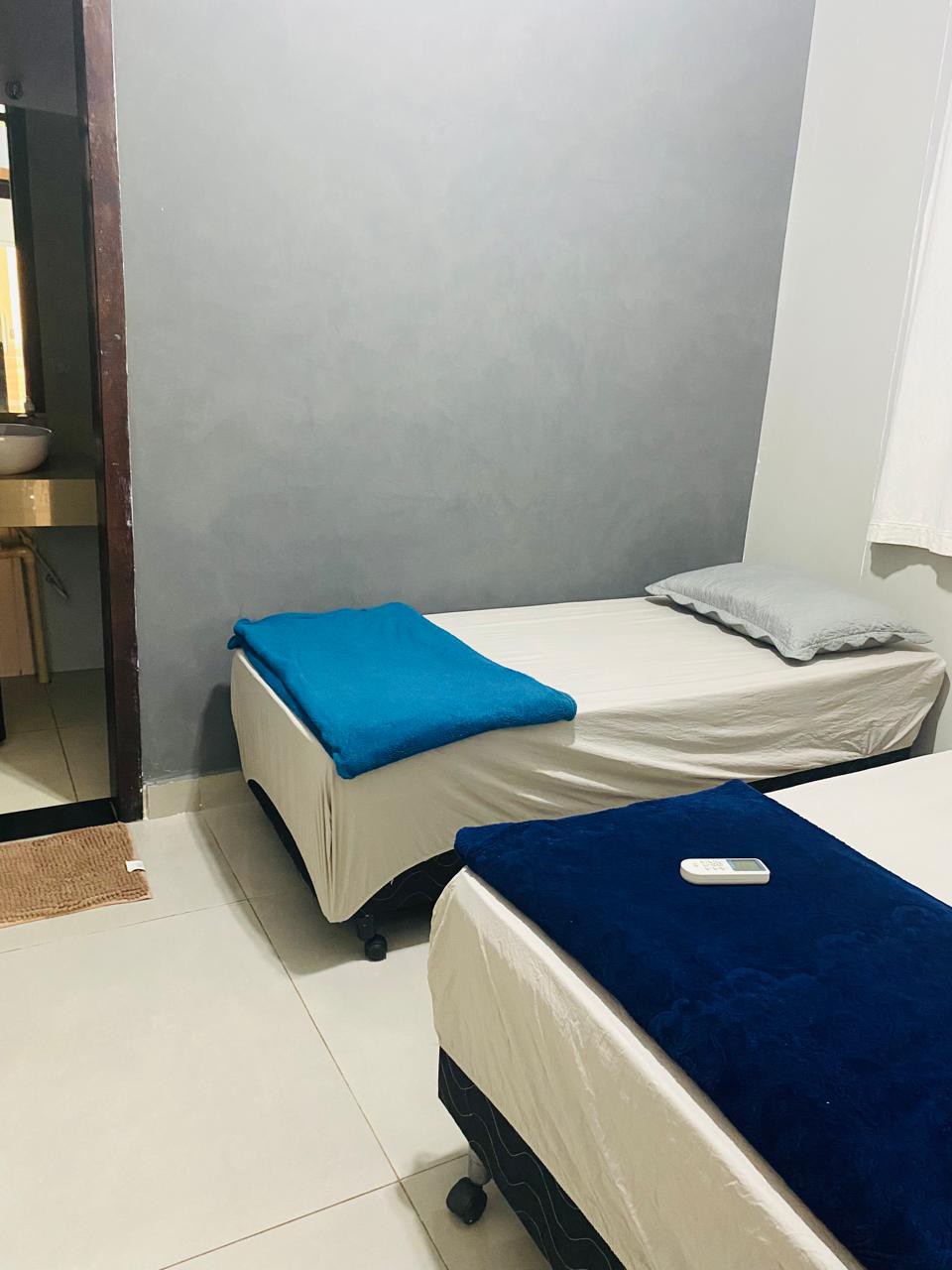 ห้องสวีท 3: มีเตียงเดี่ยว 2 เตียงผ้าม่านห้องน้ำพร้อมฝักบัวไฟฟ้ากระจกกว้างและ blindex