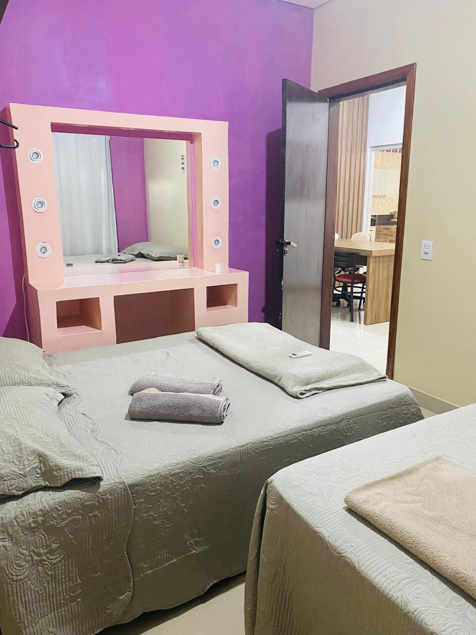 ห้องสวีท 1: มีเตียงคู่ 2 เตียงโต๊ะเครื่องแป้งพร้อมกระจกผ้าม่านพร้อมไฟดับห้องน้ำพร้อมฝักบัวอาบน้ำฝักบัวไฟฟ้าและกล่อง blindex