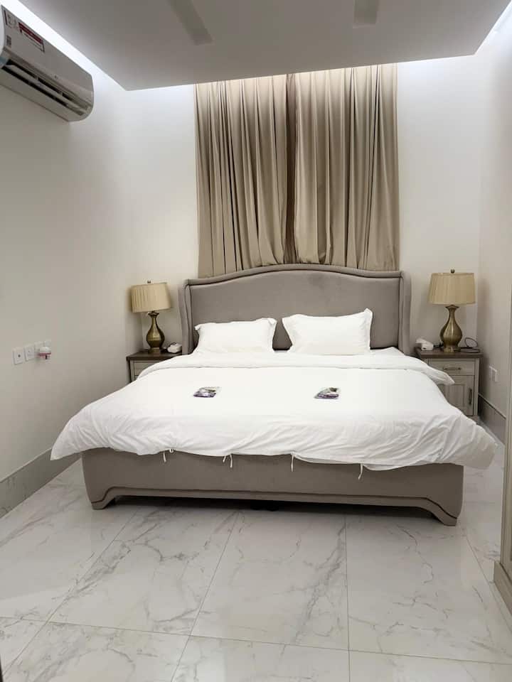 Schlafzimmer 1