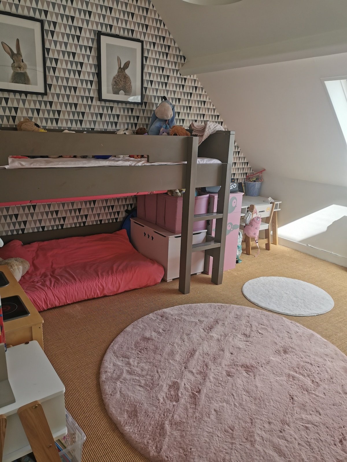 Kitanda 1 cha ghorofa mtu 1 aliye na kitanda 1 3/4 chini yake. Uwezekano pia wa kuweka kitanda 1 cha mwavuli. 