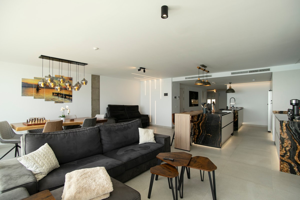 Airbnb con mejor rendimiento: Luxurious Loft with Panoramic Ocean Views en Alacant / Alicante