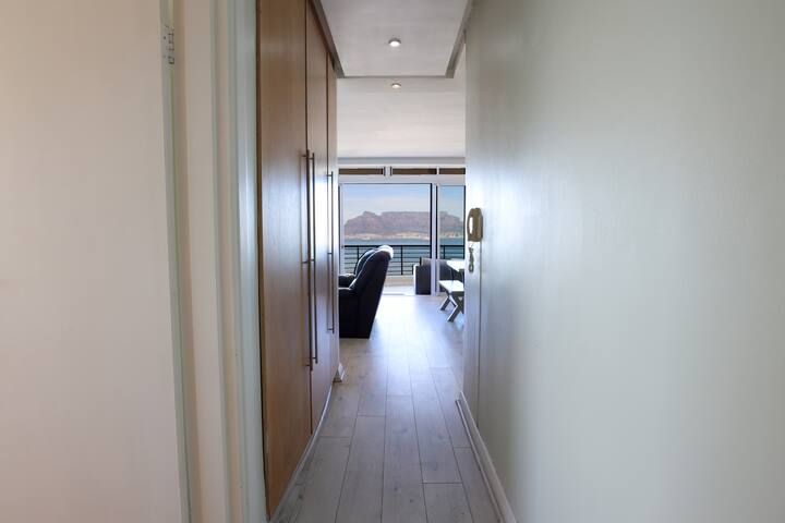 Beachfront Apartment with Panoramic Views gallery image 3