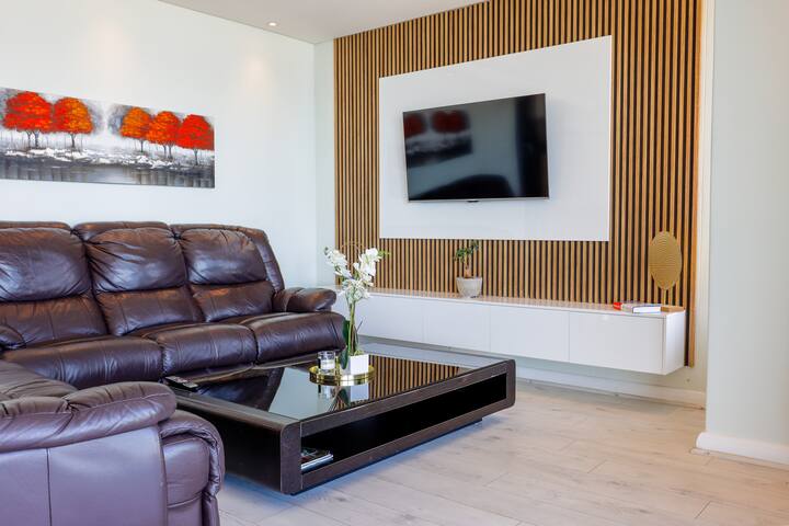 Beachfront Apartment with Panoramic Views gallery image 2