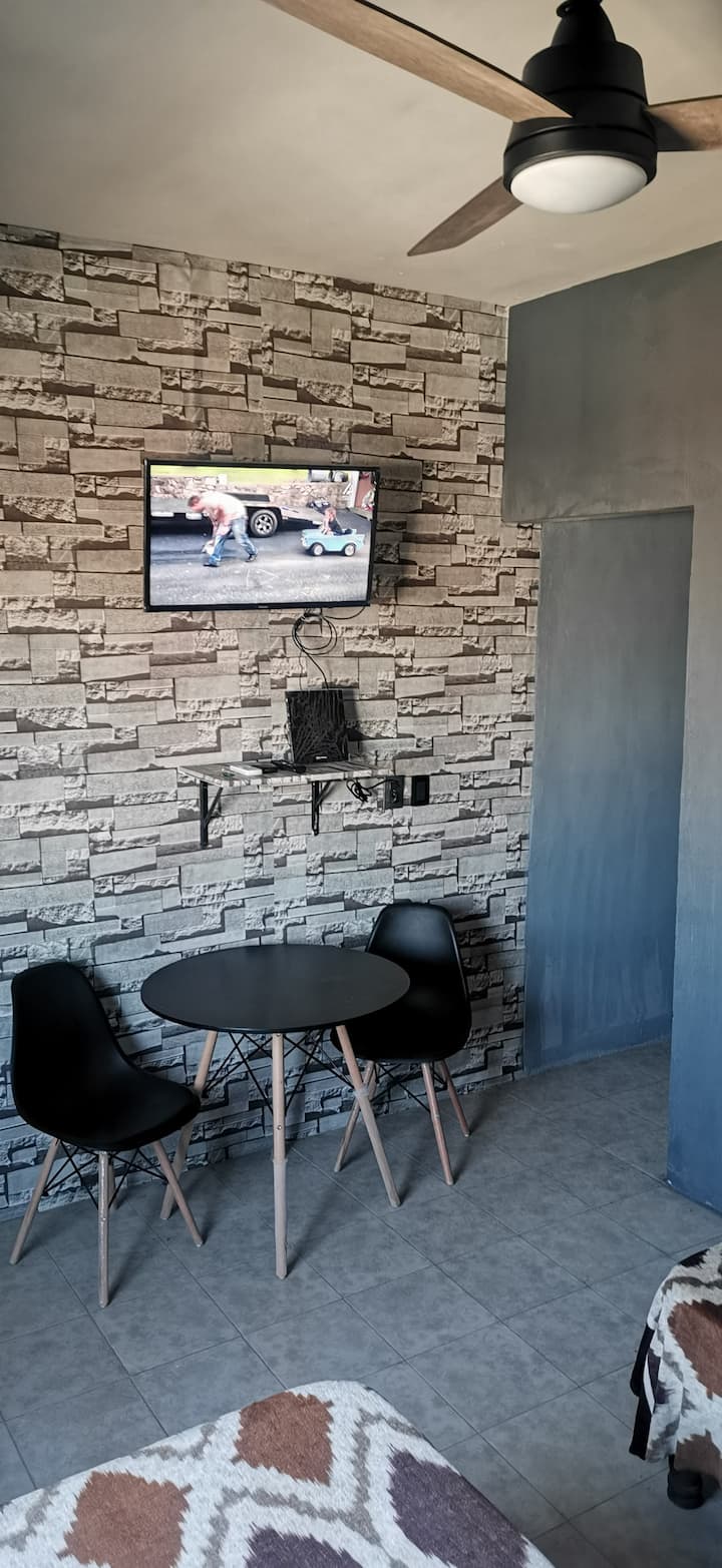 Inteligentný stropný ventilátor a 32-palcový televízor Samsung s televíznymi kanálmi, Netflixom a internetom na vychutnanie si najlepšieho obsahu
