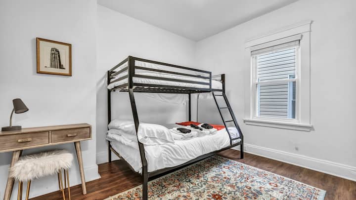 Тази внимателно проектирана спалня съчетава стил и практичност – с модерно двуетажно легло, работно пространство и много естествена светлина. Идеално за деца, приятели или всеки, който търси спокойна нощ в уютна обстановка.