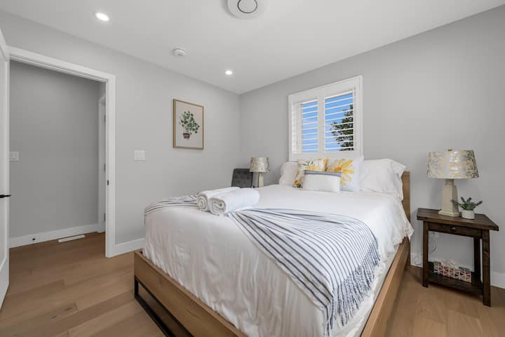Quarto um com uma cama queen confortável, muita luz natural, mas as persianas permitem bloquear a luz, caso você precise de um descanso extra durante o dia ou de mais algumas horas de sono pela manhã!