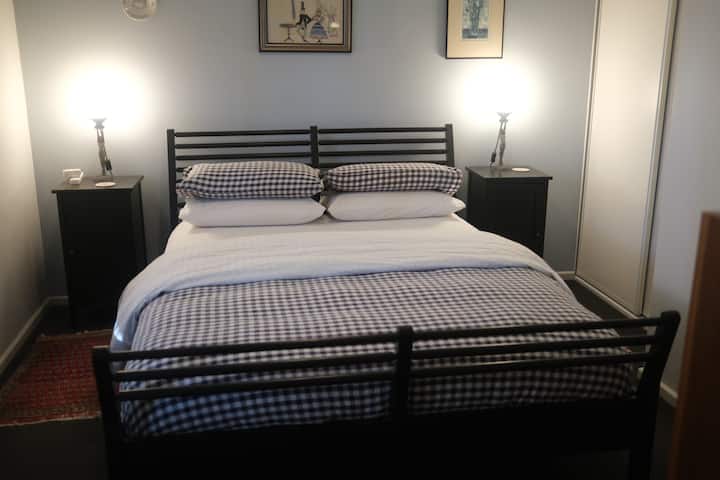 Klimatizovaná spálňa má manželskú posteľ s priľahlou kúpeľňou.