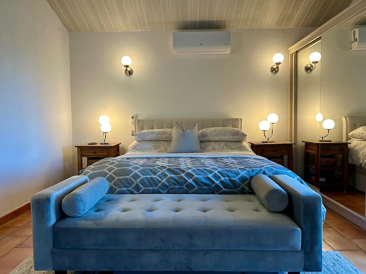 เตียงคิงไซส์เครื่องปรับอากาศสมาร์ททีวีติดผนัง