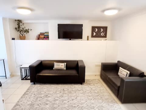 Popular Airbnb listing: B-1 Bedroom Flat 2 Min from Station & Town Centre in Cobham
