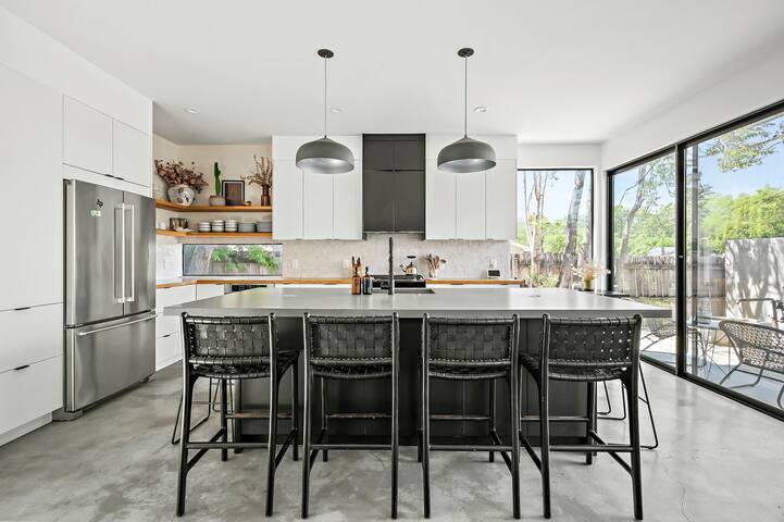 Rooftop Deck, DT City Views, Modern Eastside Oasis gallery image 2