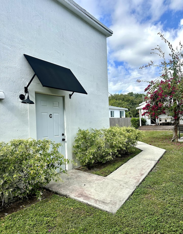Guest 2 Bed Apt Near Design District - Miami, FL