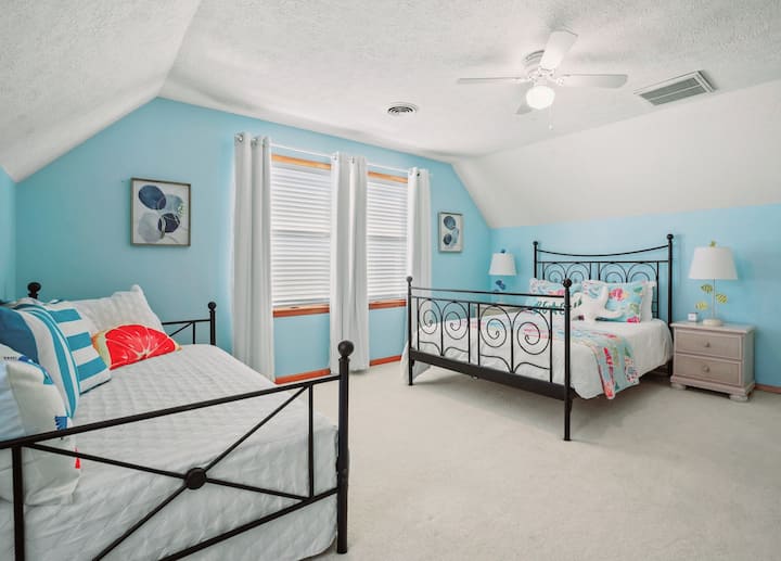 ห้องนอน 3. เตียงควีนไซส์พร้อมเตียงนอนเล่นคู่และเตียงแฝด