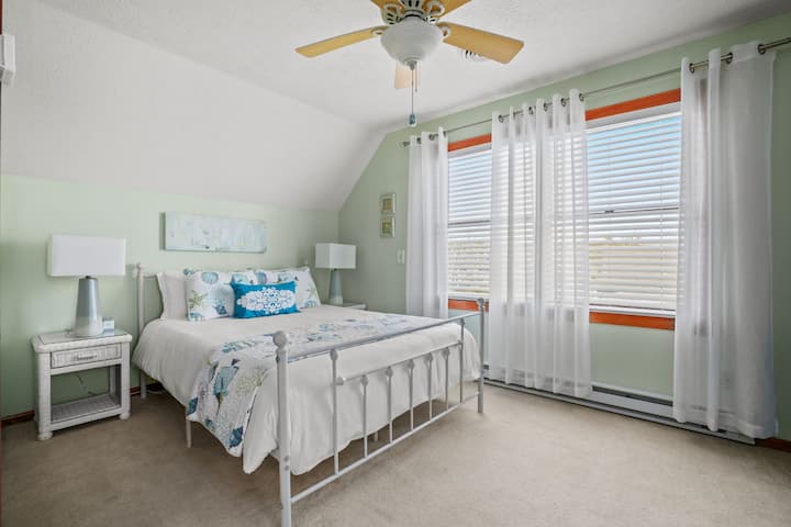 ห้องนอน 4. เตียงควีนไซส์พร้อมเตียงนอนเล่นคู่และเตียงแฝด