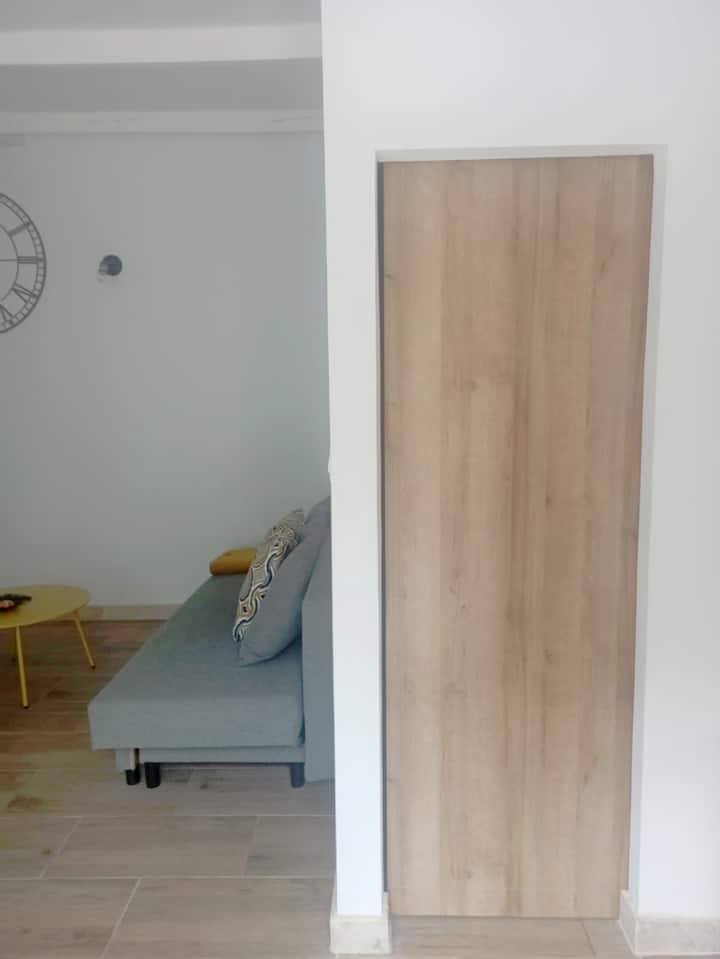 La chambre dispose du porte en bois coulissante