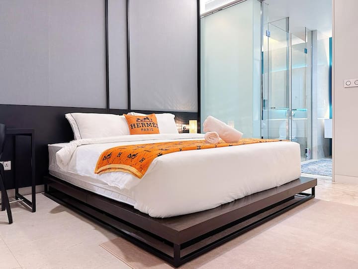 Dormitorio: relájate en un dormitorio elegante donde las relucientes torres KLCC crean un telón de fondo perfecto para una relajación tranquila.
