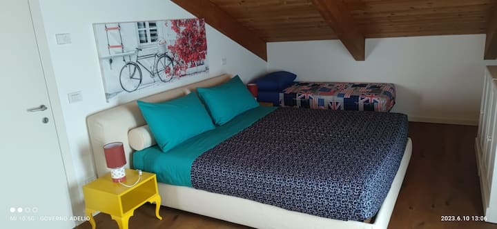 Habitación 2
Una cama tamaño queen y 2 gemelos.