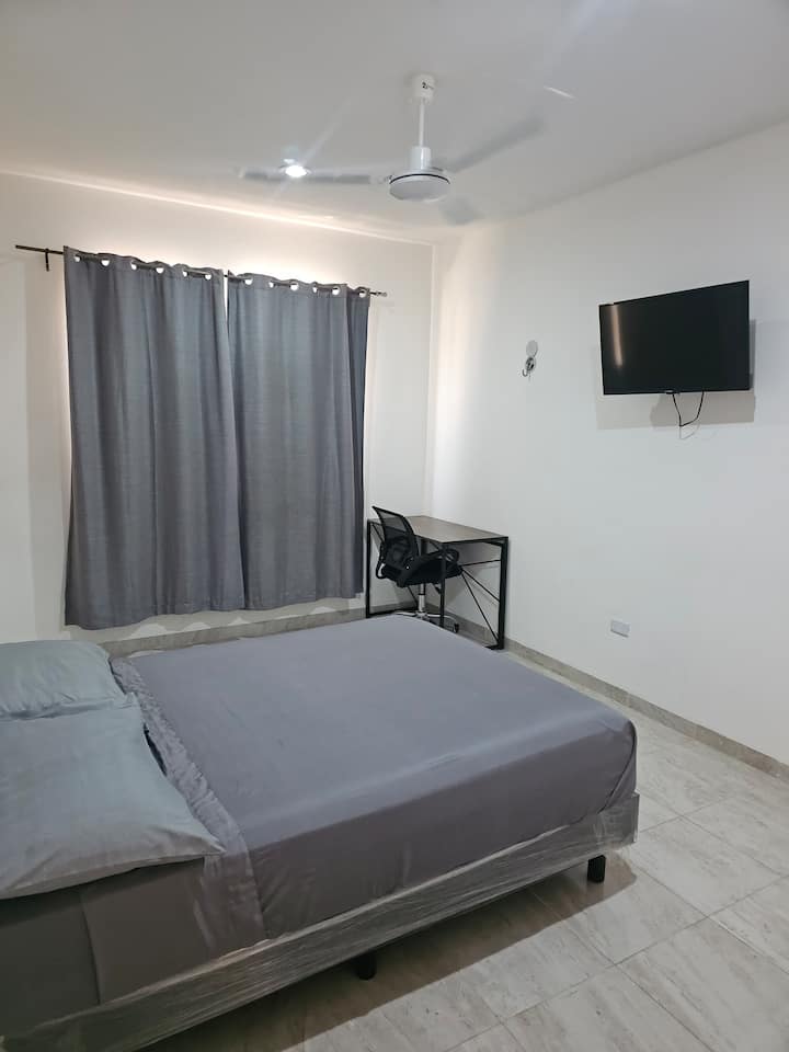 Perdet e errëta dhe ventilatori i tavanit